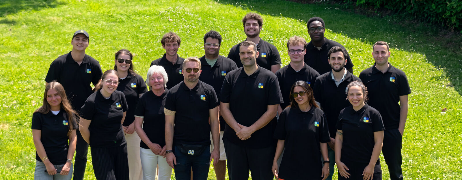 L’équipe Club Services Conciergerie réunie sur la pelouse, en polos noirs